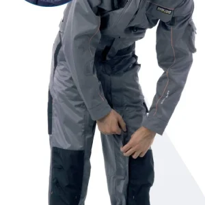 WTWF1900 Buzo con dos cremalleras de nylon ocultas por solapas postizas con velcro.