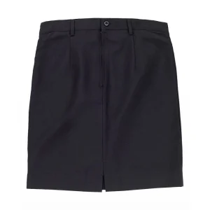 Falda corta con cinturilla, sin bolsillos.  Color negro