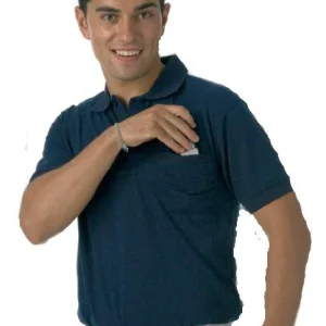 Polo manga corta con un bolso de pecho.