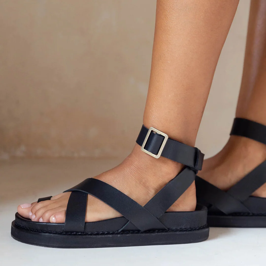 Sandalias de cuero con dise帽o entrecruzado y ajuste en el tobillo - Imagen 3