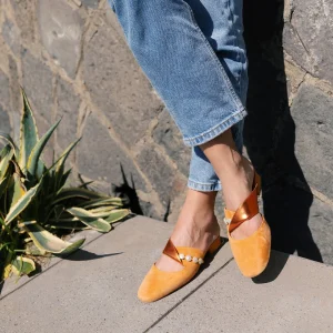 Sandalias elegantes con punta cerrada y perlas decorativas