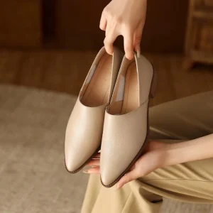 zapatos de piel auténtica con punta puntiaguda y tacón medio
