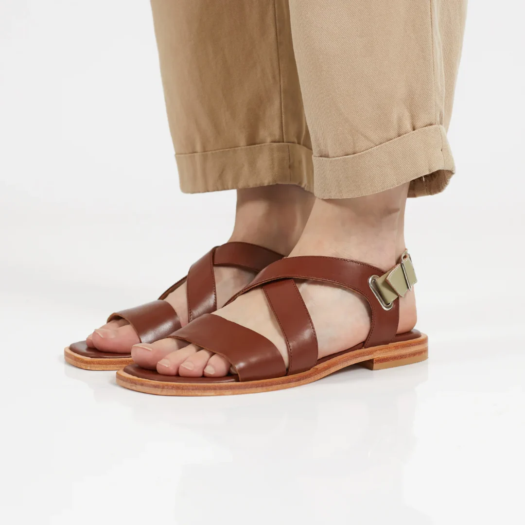 Sandalias con tiras cruzadas en cuero para mujer - Imagen 3