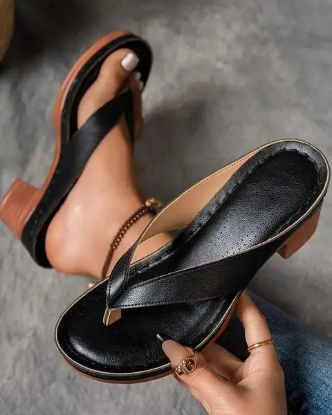 Sandalias de tac贸n grueso para mujer con tiras cruzadas, elegancia y estabilidad - Imagen 3