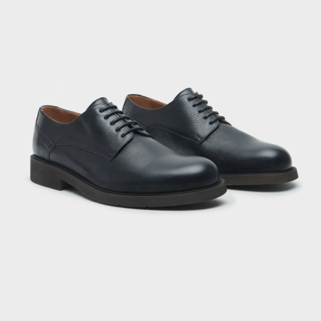 Zapatos de piel con suela resistente y acabado elegante para hombre