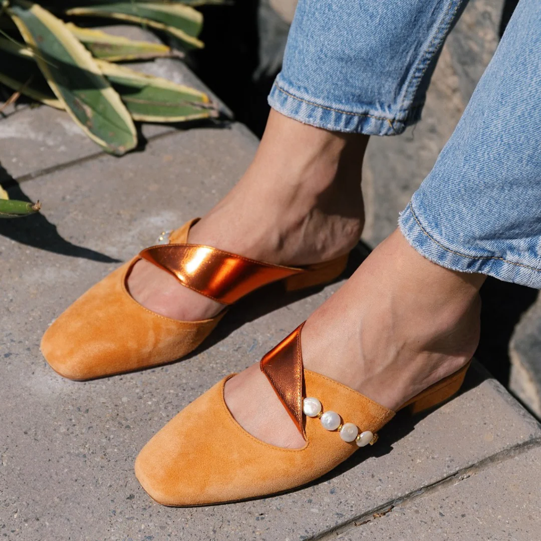 Sandalias elegantes con punta cerrada y perlas decorativas - Imagen 3