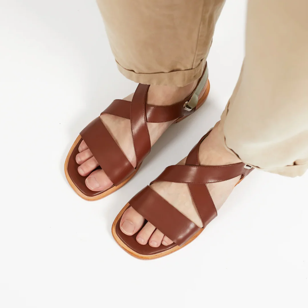 Sandalias con tiras cruzadas en cuero para mujer - Imagen 4
