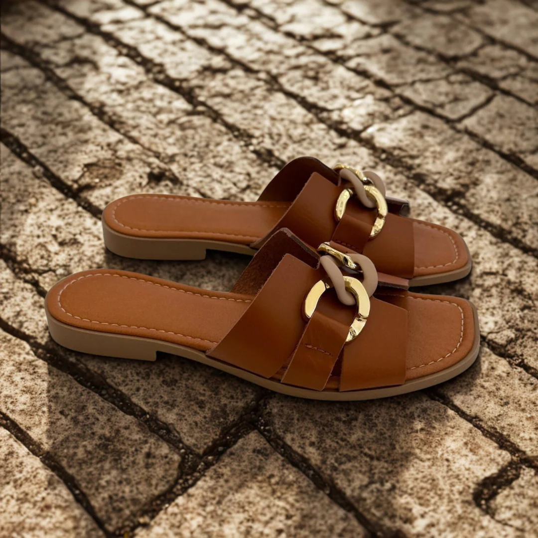 Sandalias de cuero con accesorio dorado para mujer - Imagen 4