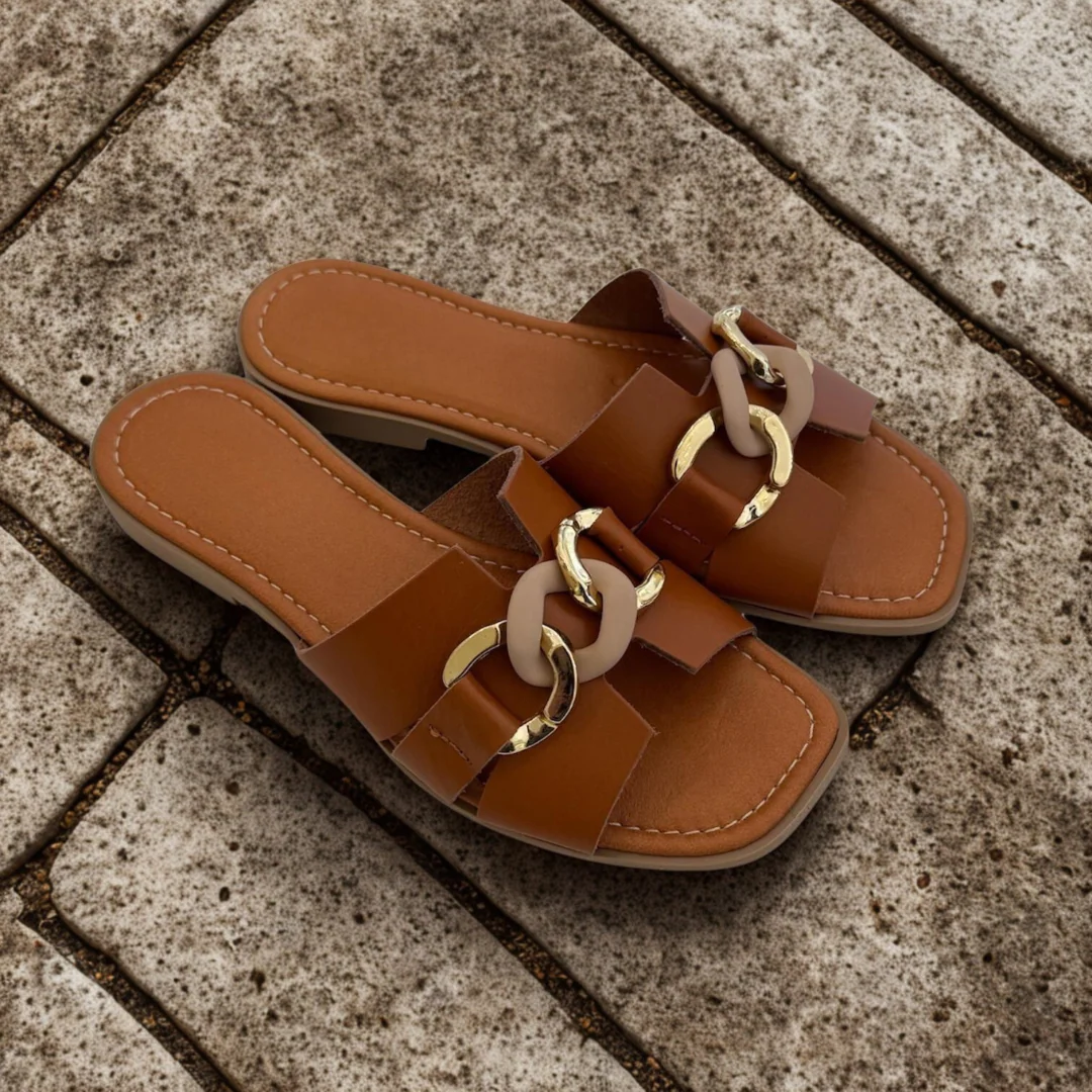 Sandalias de cuero con accesorio dorado para mujer - Imagen 5
