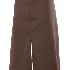 Delantal largo con abertura central para mayor comodidad al andar.  Varios colores